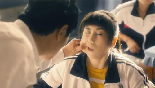 《夏洛特烦恼》片段:二傻夏洛穿越回中学 强吻女神殴打老师