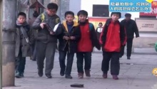 少年围观钱包集体向警察局出发
